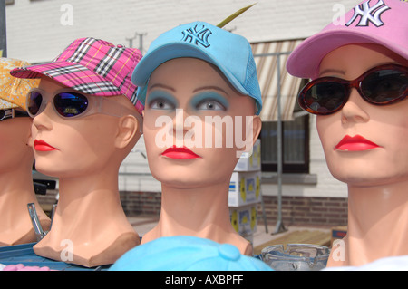 Tre teste di modelle Indossando cappellini da baseball Foto Stock