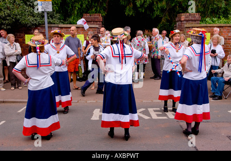 Morris Dancing durante l annuale cipolla Newent Fayre Newent Gloucestershire England UK UE Foto Stock