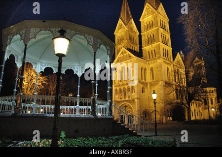 Munsterplein con band stand e Munsterkerk Roermond Paesi Bassi durante la notte Foto Stock