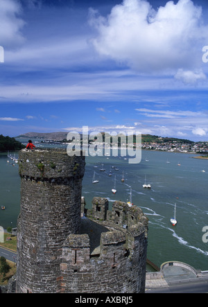 Conwy Castle persone guardando dalla torre su estuario Conwy North Wales UK Foto Stock