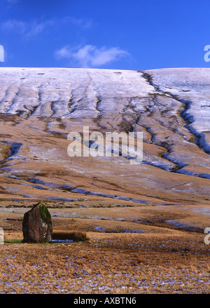 Maen Llúria pietra in piedi nella neve vicino Ystradfellte Fforest Fawr Brecon Beacons Powys Wales UK Foto Stock