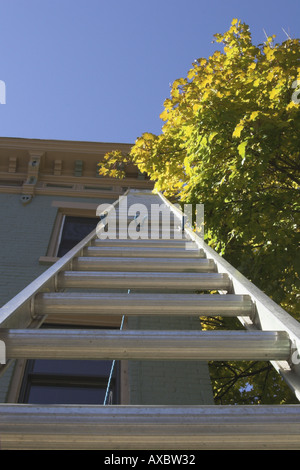 Verticale di vista ravvicinata della scala contro la costruzione dal basso. Foto Stock