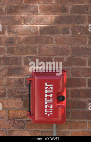 Rosso fuoco box di chiamata, visualizzazione più ampia, verticale ampia vista dal lato Foto Stock