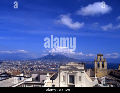 Vista di Napoli e il Vesuvio da Castel Sant'Elmo Campania Italia Foto Stock