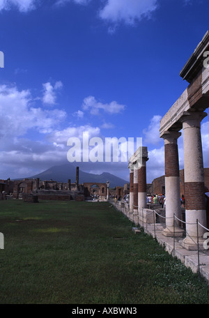 Forum con il Vesuvio in lontananza le rovine di Pompei Campania Italia Foto Stock