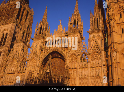 Cattedrale di Rouen facciata ovest in tarda serata sole Seine Maritime Normandia Francia Foto Stock