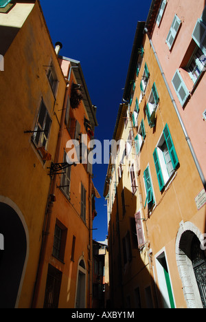 Vicolo stretto nella città vecchia di Nizza Cote d'Azur Foto Stock