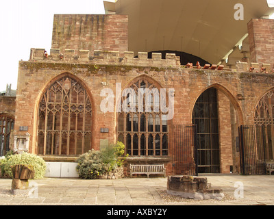 Rovina in muratura antica cattedrale coventry windows East Midlands England Foto Stock