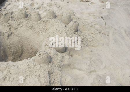 Fori nella spiaggia di sabbia Foto Stock