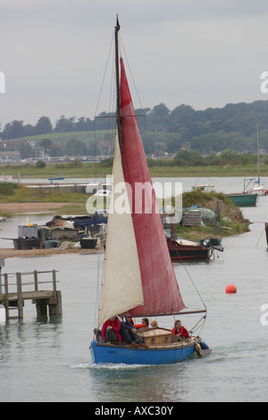 Rosso Bianco sollevato vela barca a remi sailor piegare fiume rother segala east sussex england Foto Stock