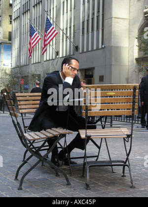Business man parlando sul suo telefono cellulare vicino al New York Stock Exchange a Wall Street, STATI UNITI D'AMERICA, Manhattan, New York Foto Stock