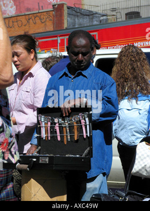 L'uomo la vendita di orologi di una valigia sul mercato nero di Chinatown, STATI UNITI D'AMERICA, Manhattan, New York Foto Stock