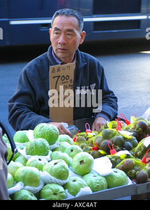 L'uomo vendita di frutti in Chinatown, STATI UNITI D'AMERICA, Manhattan, New York Foto Stock