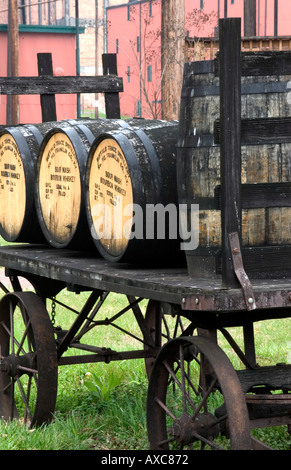 Barili di Buffalo Trace Kentucky Bourbon whiskey sul cavallo e carro in distilleria in Francoforte Kentucky Foto Stock