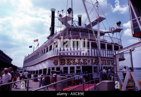 Belle of Louisville pedalo' steamboat ancorato sul fiume Ohio a Louisville, Kentucky Foto Stock