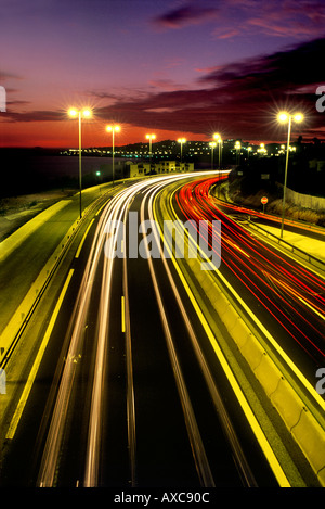 Auto sentieri del traffico sulla strada principale di fuengirola spagna andalusia Foto Stock