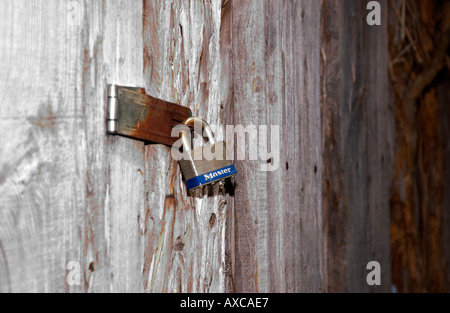 Master lock su una vecchia porta di legno. Stati Uniti d'America Foto Stock