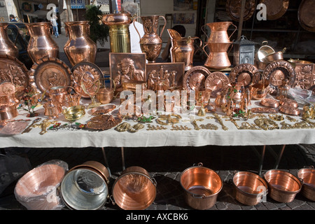 Stallo del mercato di vendita di utensili di rame L Aquila Abruzzo Italia Foto Stock