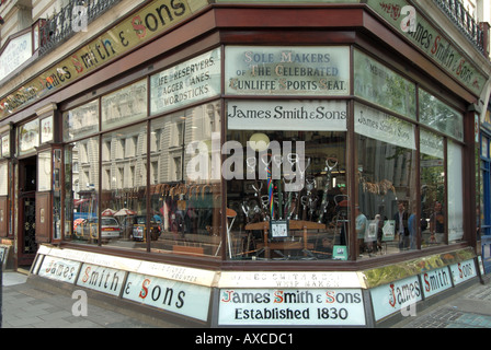 James Smith Sons, storico angolo in vecchio stile, negozio di vetrine, famoso per i suoi ombrelli e accessori di stile country a Holborn, Londra, Inghilterra, Regno Unito Foto Stock