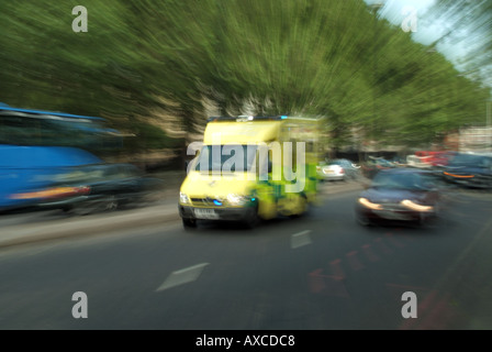 NHS LONDON REGNO UNITO ambulanza su emergenza SOS call con il Servizio Sanitario Nazionale paramedico equipaggio a bordo risponde a 999 chiamata guida a velocità di sfocatura del movimento Foto Stock