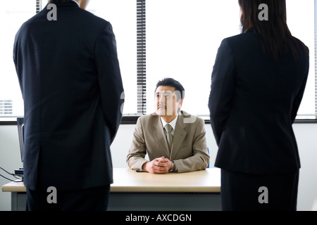 Imprenditore a parlare con i colleghi Foto Stock