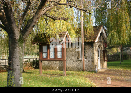 Inverno soleggiato bloccare i detentori hut giardino panoramico fiume medway allington kent Foto Stock