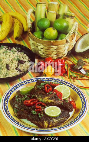 Cibo caraibico Jerk pollo con riso e piselli rosso Foto Stock