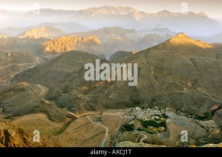 Alba vista sul villaggio di Hat da Sharaf Al Amein in Jebel Akhdar range del Western montagne Hajar in Oman. Foto Stock