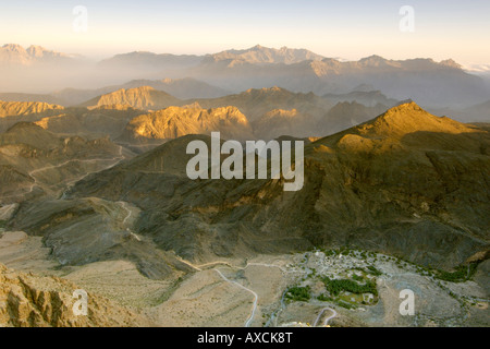 Alba vista sul villaggio di Hat da Sharaf Al Amein in Jebel Akhdar range del Western montagne Hajar in Oman. Foto Stock