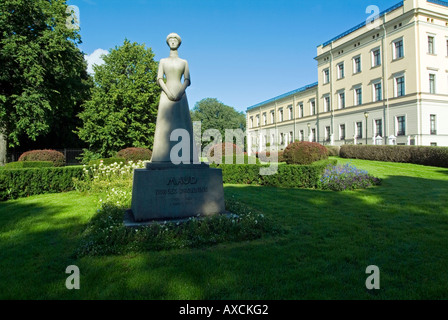 Regina Maud statua. Royal Palace Gardens. Oslo. Norvegia Foto Stock