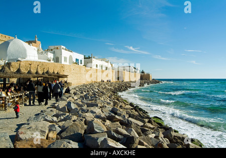 Medina e la gente che camminava sul molo. Hammamet.Tunisi Foto Stock
