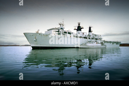 La Royal Navy assault nave HMS baluardo con il Sandown classe HMS minehunter Blyth diressero fino a fianco Foto Stock