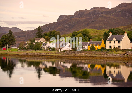 Il villaggio di DORNIE A Eilean Donan Castle Foto Stock