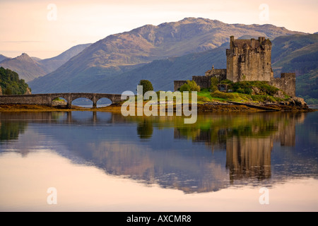 EILEAN Donan Castle sulla strada per Skye Scozia settentrionale LOCH DUICH Scozia Scotland Foto Stock