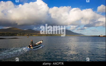 Barcaiolo sul Bear Haven, visto dall Isola di Bear, penisola di Beara, County Cork, Irlanda Foto Stock