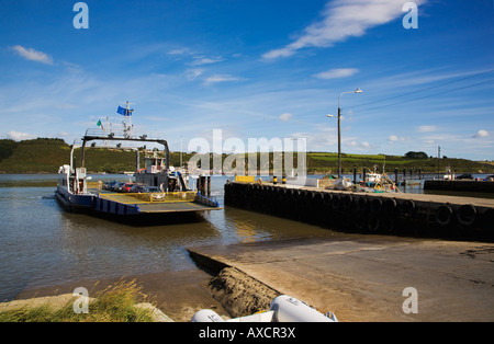 Macchina piccola traversata in traghetto del porto di Waterford da Ballyhack nella Contea di Wexford, avvicinando il passaggio a est, nella contea di Waterford, Irlanda Foto Stock