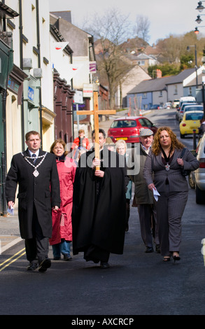 Blaenavon Consiglio delle Chiese processione del Venerdì santo di silenziosa testimonianza attraverso Blaenafon centro città Lancaster South Wales UK UE Foto Stock