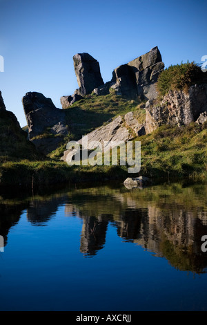 Rocce e piccola piscina sopra Trawnamoe Beach, vicino Bunmahon, il rame Costa, nella contea di Waterford, Irlanda Foto Stock