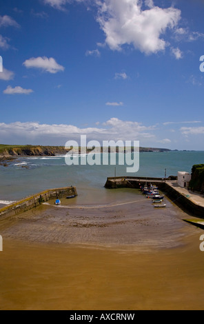 Vista aerea del porto di Boatstrand, la costa di rame Geopark, nella contea di Waterford, Irlanda Foto Stock