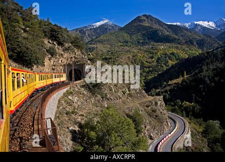 Vista da Le Train Jaune, (il trenino giallo) nei Pirenei, Pyrenees-Orientales, Francia Foto Stock