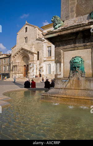 Xii secolo Eglise St Trophime, Place de la Republique, Arles, Provenza, Francia Foto Stock