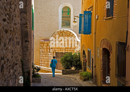 Vicolo di Eglise Notre Dame de Anges francese con slogan sul muro, Collioure, Pyrenees-Orientales, Francia Foto Stock