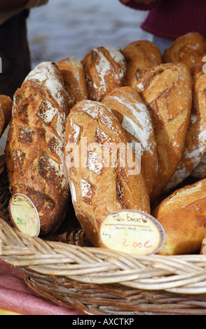 Sul Quai Des Chartrons. Un mercato di strada. Pane. Su Les Quais. La città di Bordeaux, Aquitaine, Gironde, Francia Foto Stock