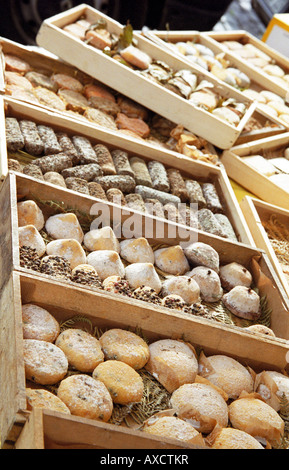 Sul Quai Des Chartrons. Un mercato di strada. Formaggio. Su Les Quais. La città di Bordeaux, Aquitaine, Gironde, Francia Foto Stock