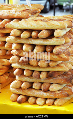 Sul Quai Des Chartrons. Un mercato di strada. Pane francese baguette. Su Les Quais. La città di Bordeaux, Aquitaine, Gironde, Francia Foto Stock