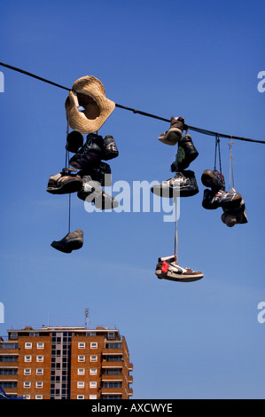 Scarpe appesi da linee di alimentazione nel North Laine distretto di Brighton, East Sussex. Foto da Jim Holden. Foto Stock