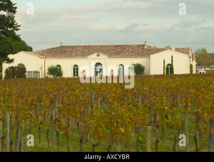 Vigneto. Edificio della cantina. Chateau Petrus, Pomerol, Bordeaux, Francia Foto Stock