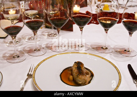 Cena in hotel George V ristorante di lusso in Parigi. Boudin blanc Bianco salsicce di sangue. Parigi, Francia. Degustazione di vino. Bicchieri di vino. Foto Stock