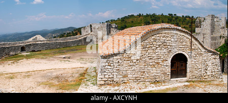 Guarnigioni ottomano che alloggiati soldati. Parete della città, vista sulla valle. Berat cittadella superiore città murata. L'Albania Europa balcanica. Foto Stock