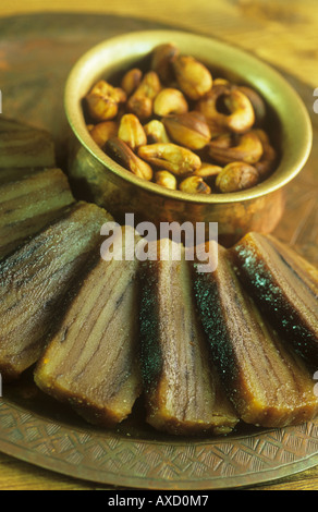 India cibo Bebinca dessert e noci di acagiù Goa Foto Stock